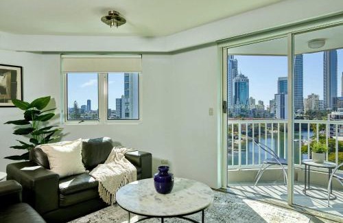 Surfers Paradise Apartment | Quiet location close to it all