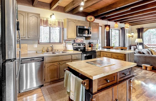 Pla-Vada Woodlands House | Quiet Mountain Cabin Nestled in the Woods, near Ski Resorts and the Yuba River!