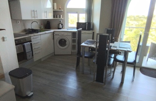 Montes de Alvor Apartment | Quiet Mountain Views but near to all local amenities of shops and restaurants