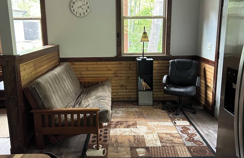 Dunlap Apartment | Quiet, relaxing, Guest House with large porch on Cagle Mountain in Dunlap, Tn.