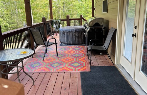 Dunlap Apartment | Quiet, relaxing, Guest House with large porch on Cagle Mountain in Dunlap, Tn.