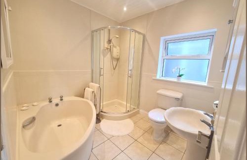 Douglas House | Quiet & Relaxing Home in Frankfield