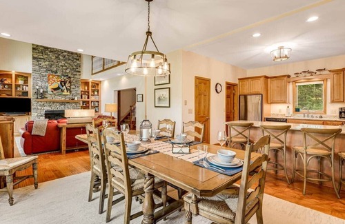 Sapphire House | Quiet Riverfront Retreat, 3 Decks, Lake/Kayaks