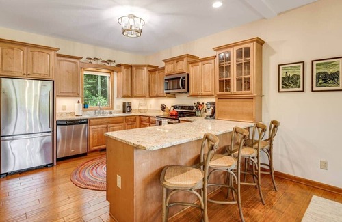Sapphire House | Quiet Riverfront Retreat, 3 Decks, Lake/Kayaks