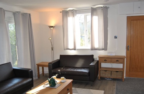 Westleigh House | Quiet riverside hideaway near coastal town