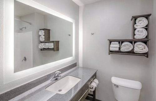 Midland Hotel | Quiet Room w/Full Kitchen – Explore Midland Easily!