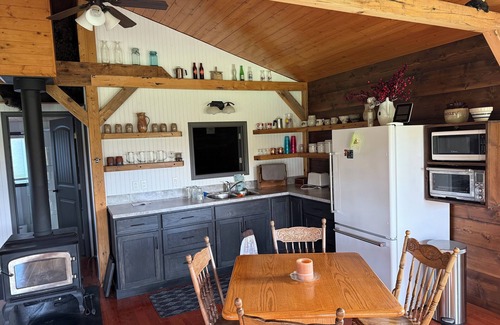 Bouvet Island Hotel | Quiet rural cabin next to Codette Lake