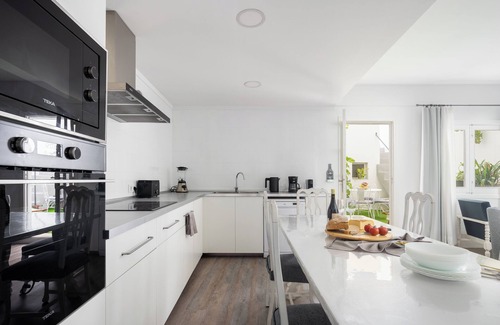 Maria de la Salut House | Quiet townhouse for families, athletes & groups