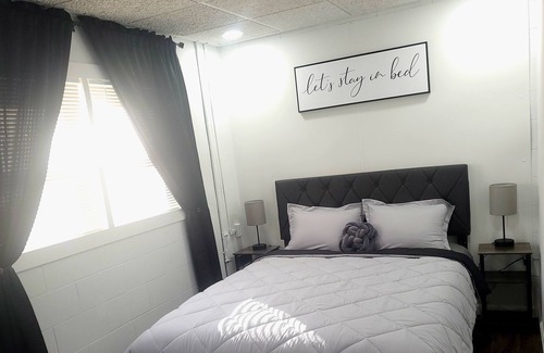 Gainesville House | Quiet, woodsy little one bedroom basement apartment