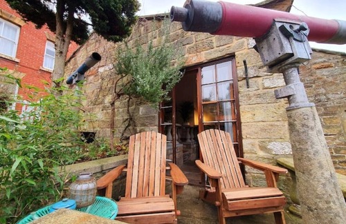 Robin Hood's Bay Apartment | Quirky and quaint beckside cottage situated in smugglers village (pet friendly).