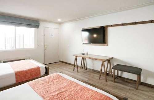 Ramona Cabin | Quite & Clean 2 Queen Bed Room in Ramona Wineries