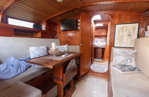 Bari Boat Rental | Quo Vadis Yacht in Bisceglie Harbor