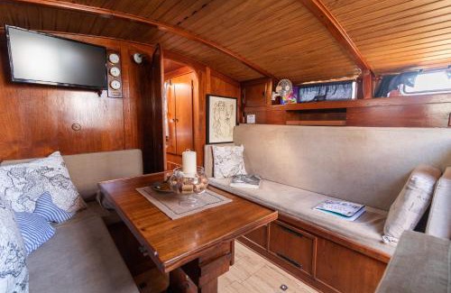 Bari Boat Rental | Quo Vadis Yacht in Bisceglie Harbor