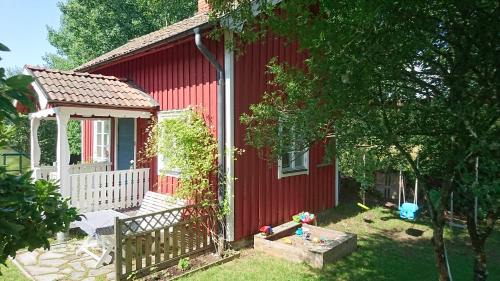 Sala Bed & Breakfast | RÖDA STUGAN PÅ SLINKEN
