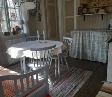Sala Bed & Breakfast | RÖDA STUGAN PÅ SLINKEN