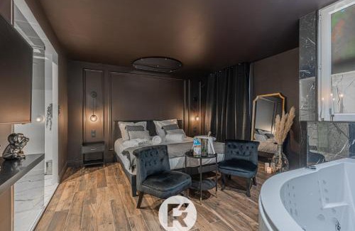 Secteur 4 Apartment | R'Apparts The Love Nest Suite