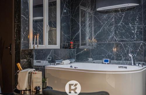 Secteur 4 Apartment | R'Apparts The Love Nest Suite