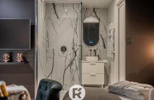 Secteur 4 Apartment | R'Apparts The Love Nest Suite