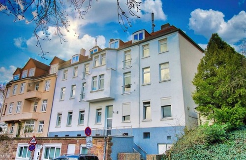 Kassel Apartment | Raha - Premium Ferienwohnung - Garten - Mercedes und Marien KH -vollausstattung