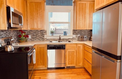 Siskiyou-Hargadine Historic District Cottage | Railroad District, steps to downtown, everything you need to enjoy Ashland!