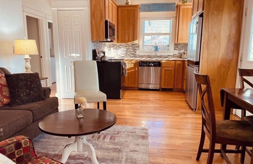 Siskiyou-Hargadine Historic District Cottage | Railroad District, steps to downtown, everything you need to enjoy Ashland!