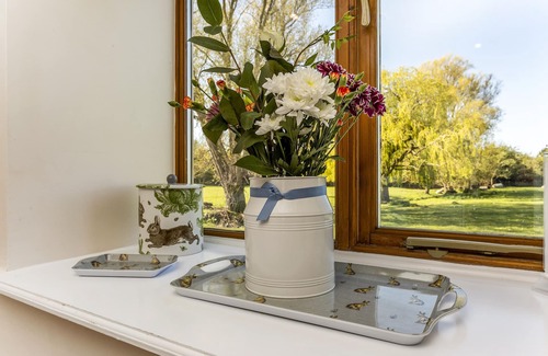 Wickhamford Cottage | Railway Cottage - sleeps 4 guests in 2 bedrooms