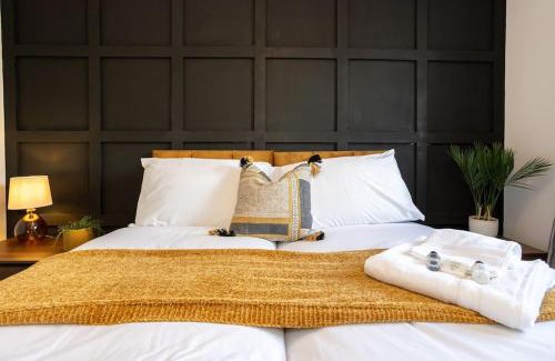 Warrington House | Railway House - Central Warrington - Sleeps 6