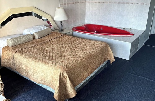 Niagara Falls Hotel | Rainbow Motor Inn - By the Falls