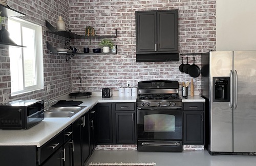 Dinuba House | Ranch Style GuestHouse w Pool Access Close to NAT’L PARKS