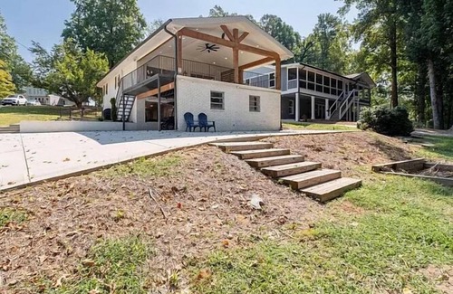 Buford House | RARE EASY ACCESS PRIVATE FLOATING DOCK 4 BED ROOM HOME!