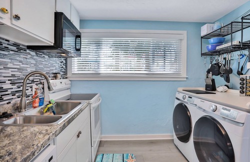 South Peninsula Historic District House | Rare Find, Ocean across street, Ample Parking, Restaurants, Murals in Home!