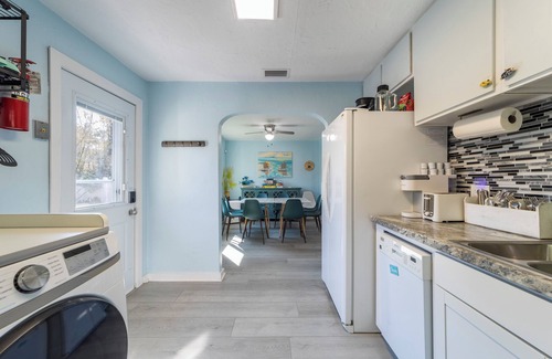 South Peninsula Historic District House | Rare Find, Ocean across street, Ample Parking, Restaurants, Murals in Home!