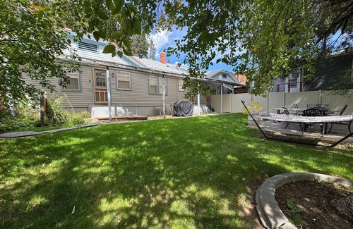 Deadwood Apartment | Rare Hideaway on Main, Retro unit