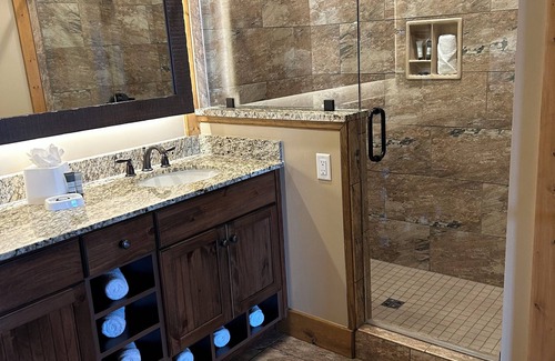 Gatlinburg Resort | Rare Thanksgiving week 2-bedroom resort in fantastic Gatlinburg TN.