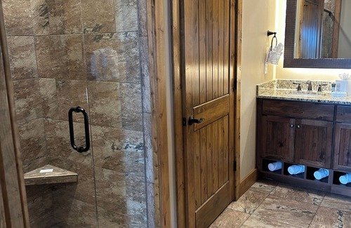Gatlinburg Resort | Rare Thanksgiving week 2-bedroom resort in fantastic Gatlinburg TN.