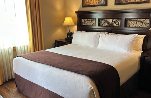 Gatlinburg Resort | Rare Thanksgiving week 2-bedroom resort in fantastic Gatlinburg TN.