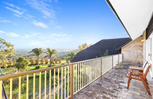 Razorback House | Razorback Dream Farmhouse: 10BR, Space & Serenity