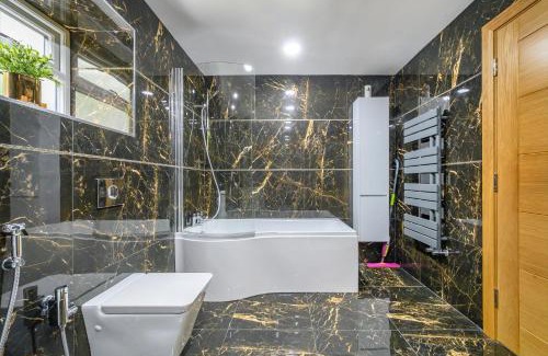 Batley House | -RD7B- For your relaxed and Cosy stay with Free WiFi