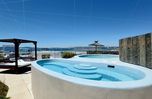 Gibraltar Apartment | Real Gem · Cozy & Relaxing · Free Parking · Pools