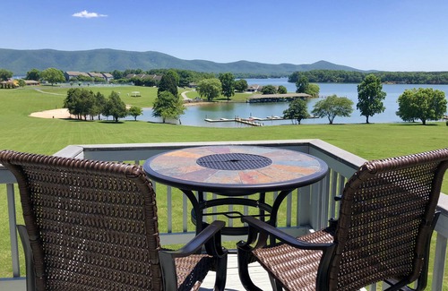 North Shore Condo | REALLY THE BEST FALL VIEW @BERNARDS LANDING-BOOK NOW-INDOOR POOL HOT TUB OPEN