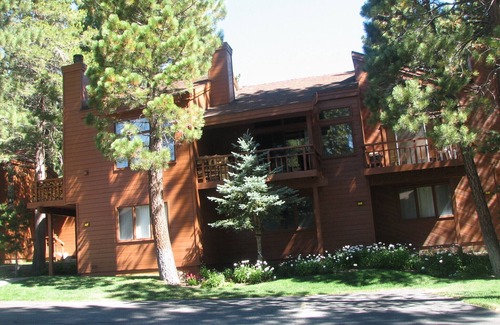 Mammoth Lakes House | Recently Remodeled Townhome-Easy Access to Skiing/Hiking, Shopping & Restaurants