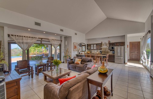 Tarcoles Villa | Reconnect with Nature! Private Pool, BBQ. Sleeps10