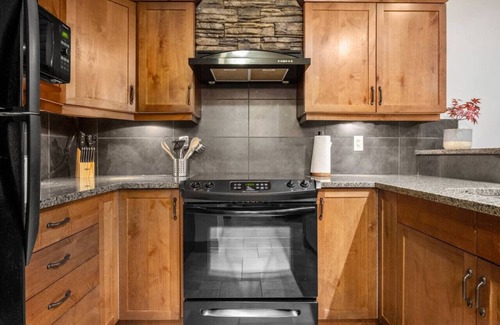 East Kootenay Apartment | Red Maple Retreat | Hot Tub | Pool | Gas Fireplace