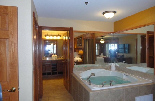 Gatlinburg Resort | Reduced-Enjoy Christmas in 2 BR lux resort, indoor waterpark & Smoky Mtn views