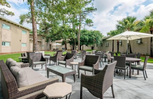 Jekyll Island House | Refresh in a Spacious Room Near Jekyll Island Marina | w/Onsite Outdoor Pool!