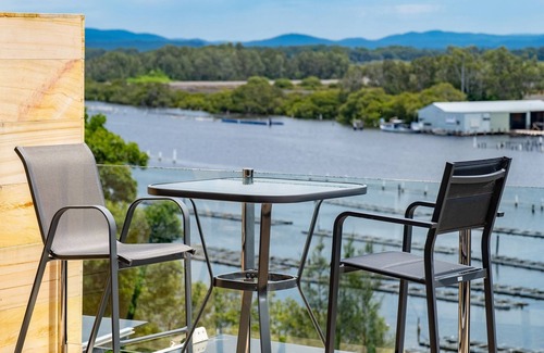 Forster Apartment | Regatta 23- luxury and views of both the lake and the mountains!