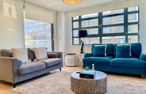 St. Johns Wood Apartment | Regents Park 3-BR flat w. balcony near Marylebone