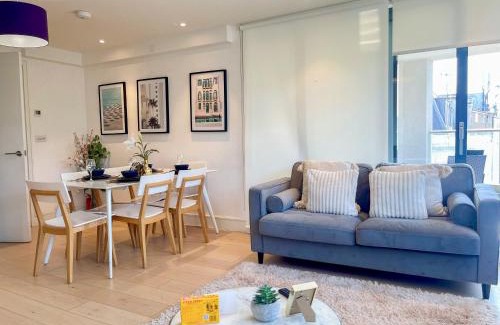 St. Johns Wood Apartment | Regents Park 3-BR flat w. balcony near Marylebone