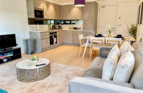 St. Johns Wood Apartment | Regents Park 3-BR flat w. balcony near Marylebone