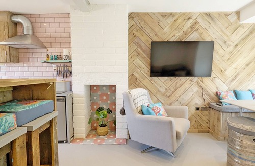 East Wittering Cottage | Reiska, West Wittering - sleeps 6 guests in 2 bedrooms